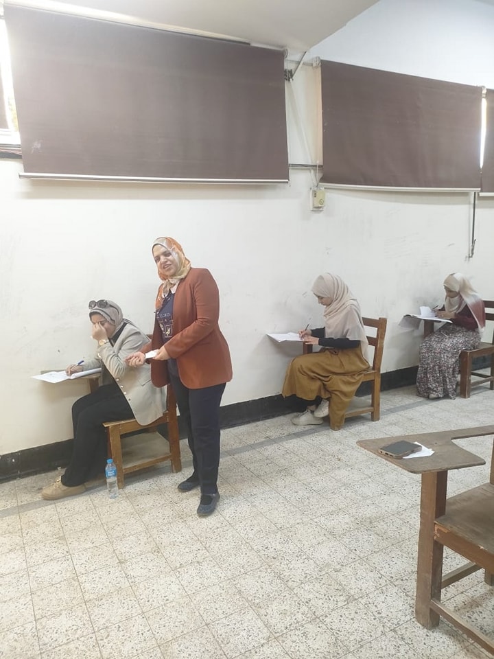 وكيل تمريض سوهاج لشئون الدراسات العليا تتفقد سير الإمتحانات