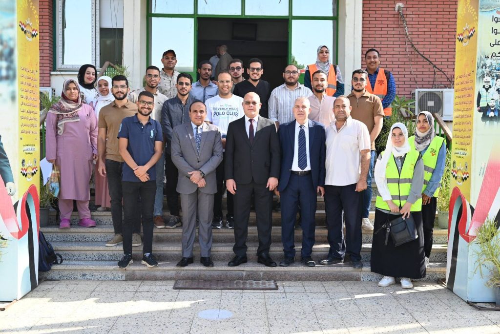 جهود مشتركة بين جامعة سوهاج و”حياة كريمة” لفحص وعلاج ٤٢٩ مريض بالقافلة الطبية بقرية نيدة