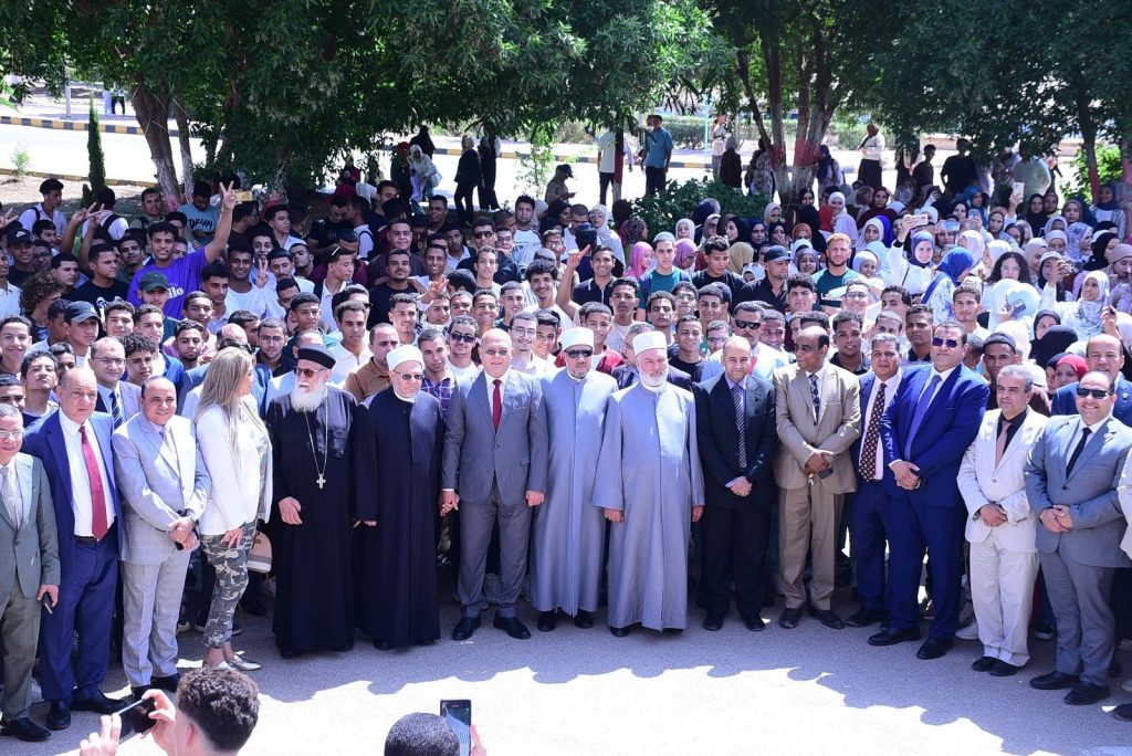 ١٠ الاف طالب وطالبه بجامعة سوهاج على خُطى الأبطال يهتفون نحمل الراية ونُكمل المسيرة احتفالا بالذكري ال٥٢ لانتطارات اكتوبر