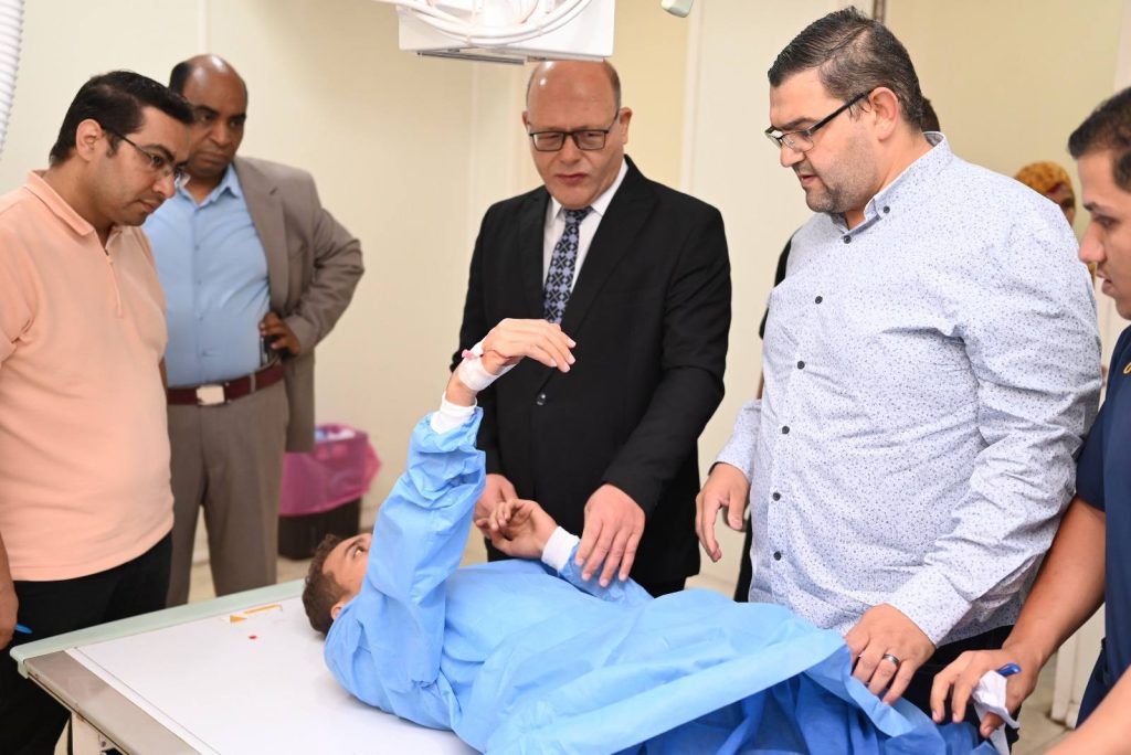 النعماني يُطمئن اهالي الطلاب المصابين من داخل مستشفي الطوارئ الجامعي الجديد