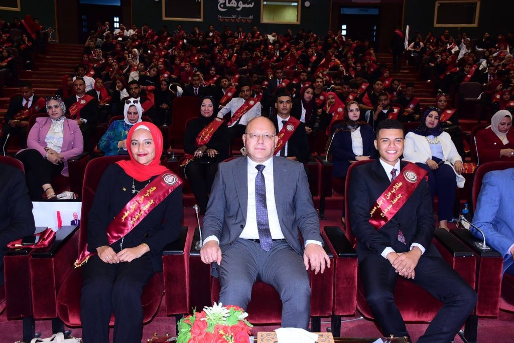 طلاب “من أجل مصر” يبدعون في حفل فني على هامش لقاء رئيس الجامعة