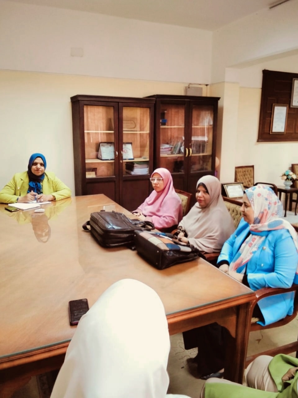 عميد تمريض تلتقى ورؤساء الأقسام بالكلية