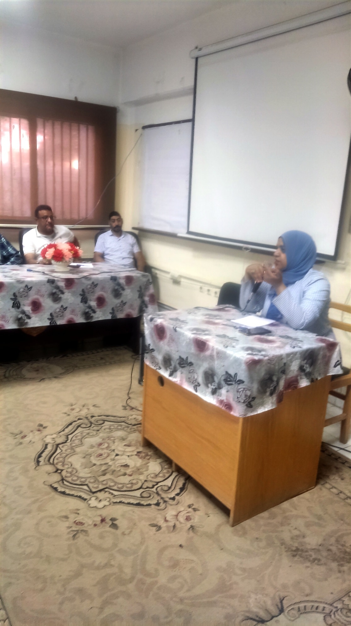 عميد تمريض تلتقى بالجهاز الإدارى بالكلية