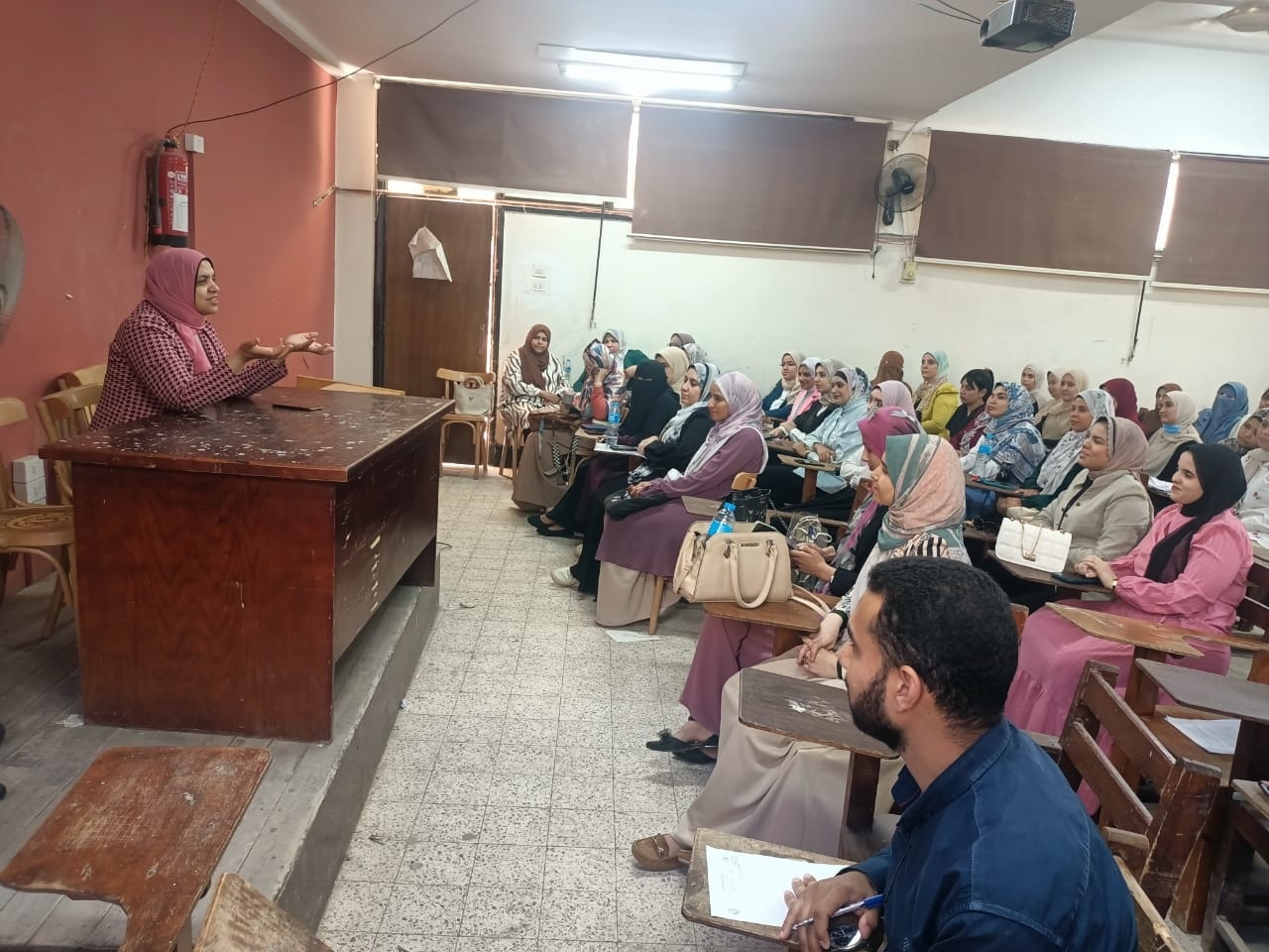 عميد تمريض تلتقى بالهيئة المعاونة