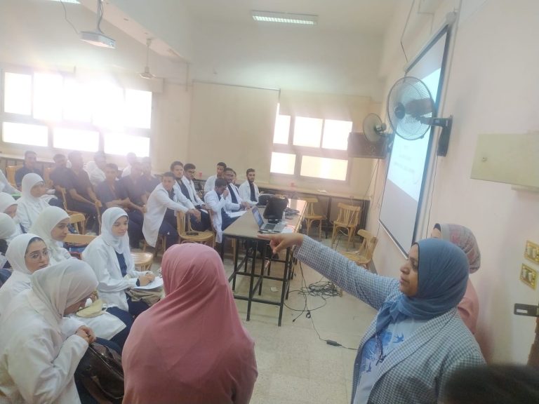 عميد تمريض تتفقد معامل الكلية