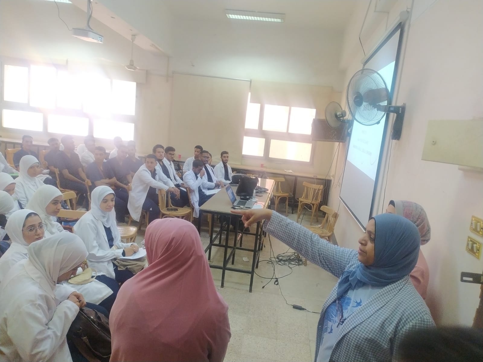 عميد تمريض تتفقد معامل الكلية