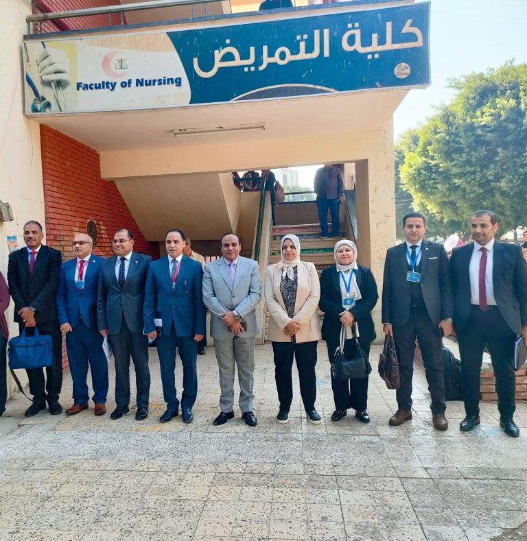 فريق التقييم المؤسسى بزيارة ميدانية لكلية التمريض