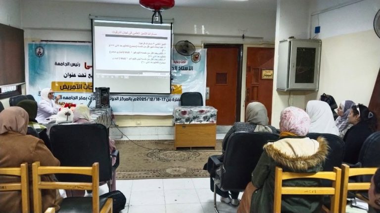 جانبا من ورشة العمل المنعقدة علي هامش المؤتمر الدولي السابع لكلية التمريض جامعه سوهاج