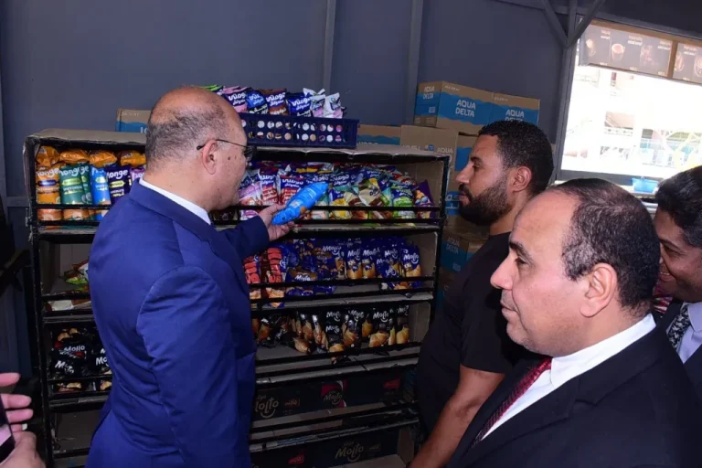 رئيس جامعة سوهاج يجري جولة تفقدية داخل كافيتريات الحرم الجامعي للتأكد من سلامة وجودة المعروضات