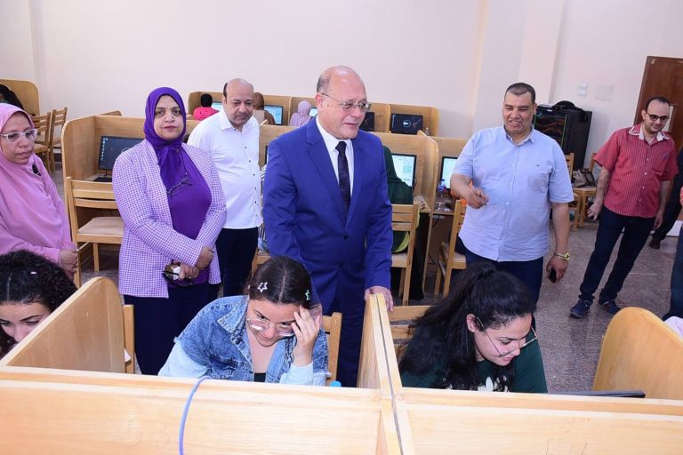 النعماني يتفقد اعمال أمتحانات كليات التمريض والهندسة والزراعة بمقر جامعة سوهاج الجديد