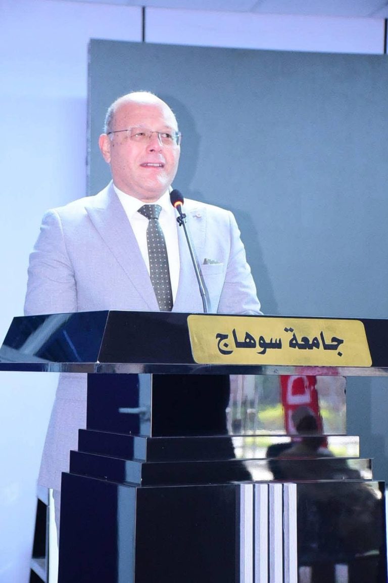 رئيس جامعة سوهاج يرفع “عبء الضيافة” عن كاهل الباحثين.. قرار إنساني يُعيد لـ “يوم المناقشة” بهجته