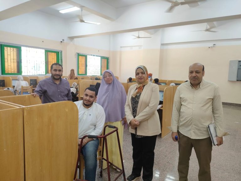 طلاب الفرق الاربعة بكلية التمريض جامعة سوهاج يواصلون اداء امتحانات الفصل الدراسي الثاني