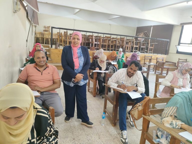 عميد تمريض تتابع إمتحانات طلاب الدراسات العليا بالكلية