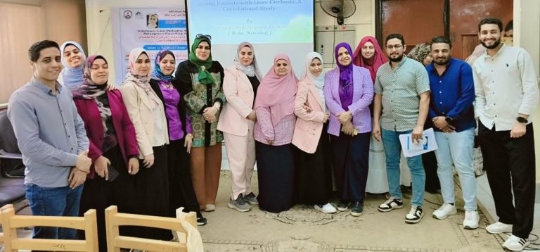عميد تمريض تهنئ معيدة التمريض الباطنى لمناقشة سيمنار الماجستير