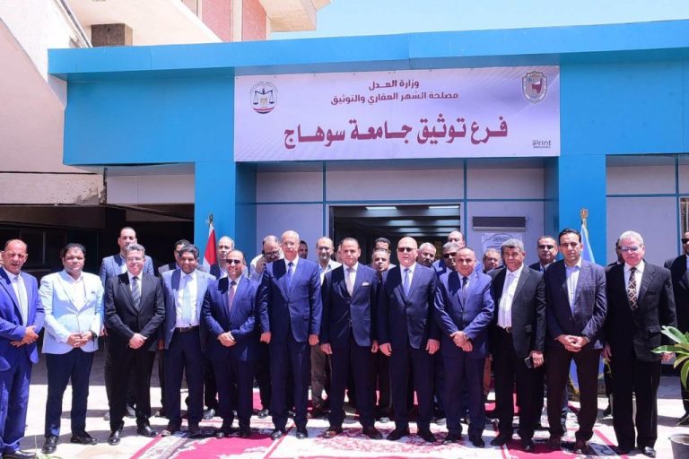 النعماني يوثق أول معاملة رسمية بمكتب الشهر العقاري الجديد بعد افتتاحه بجامعةسوهاج