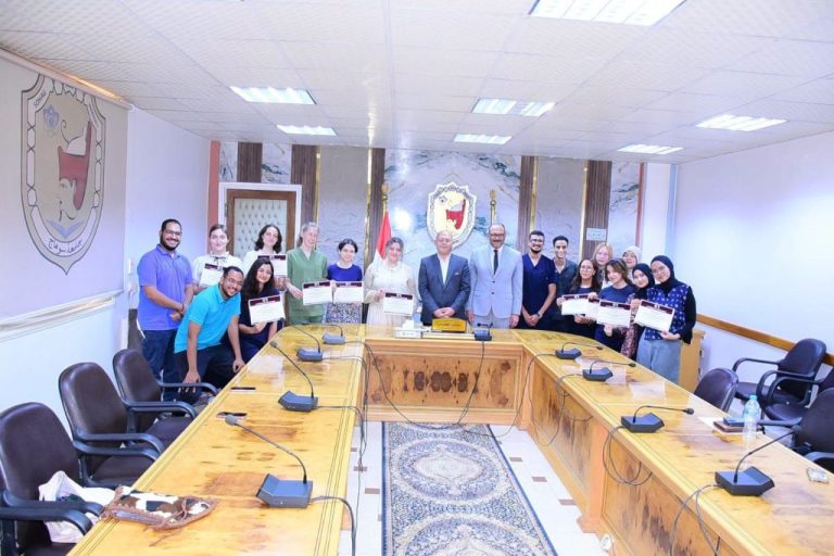 جامعة سوهاج تجمع 10 دول عربية وأجنبية في برنامج دولي للتدريب الطبي.. والنعماني يكرّم المشاركين*
