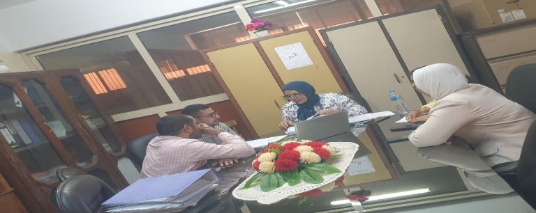 عميد تمريض ومدير وحدة ضمان الجودة يراجعا المعايير المؤسسية والبرامجية مع المنسقين