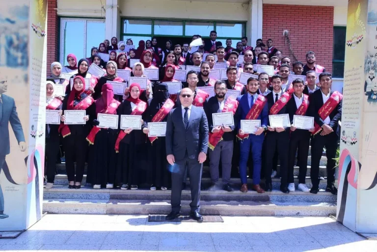 رئيس جامعة سوهاج وطلاب من أجل مصر يشاركون العاملين فرحة المولد النبوي بتوزيع الحلوي
