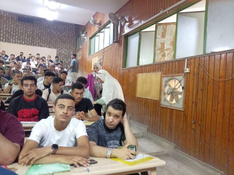 عميد تمريض تتابع الكشف الطبي للطلاب الجدد