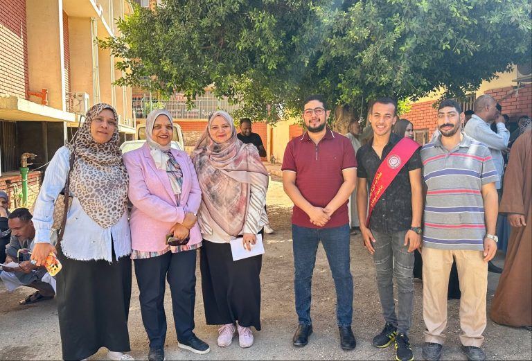 بالصور عميد تمريض تتابع الكشف الطبي للطلاب الجدد