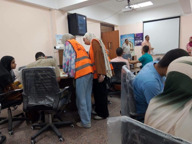 جامعة سوهاج تستقبل الطلاب ذوي الإعاقة الجدد لإجراء الكشف الطبي استعدادًا للعام الدراسي الجديد