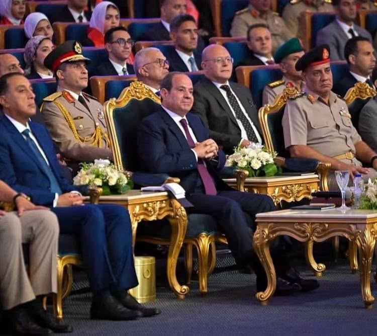 بحضور فخامة الرئيس السيسي..رئيس جامعة سوهاج يشارك في حفل تخرج الدورة السادسة للجهات والهيئات القضائية بالأكاديمية العسكرية