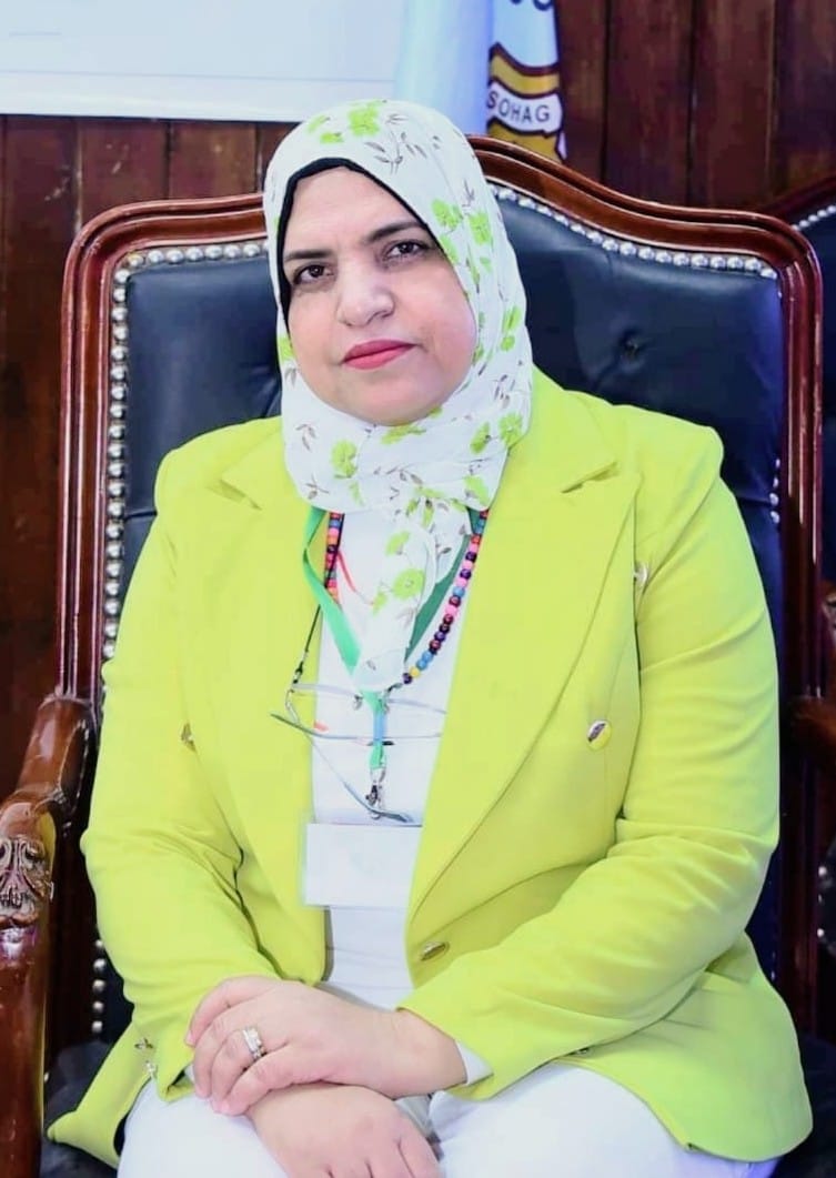 عميد تمريض تهنئ الموظفة المثالبة للكلية