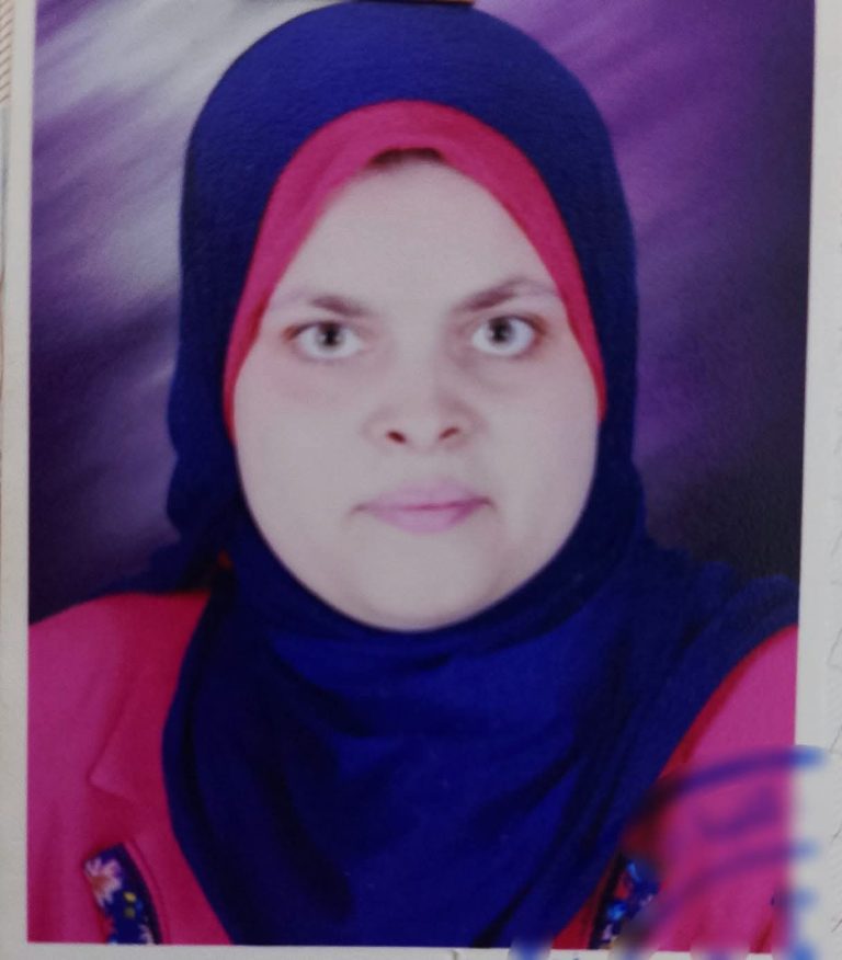 رئيس جامعة سوهاج يكرم الموظفة المثالية بكلية التمريض