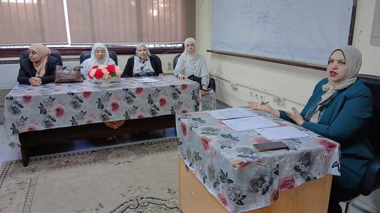 عميد تمريض تجتمع برؤساء الأقسام